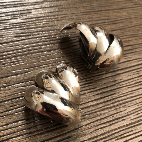 Sterling Silver Clip Eartings Made in Mexico Scalloped Shell Design - Picture 4 of 13